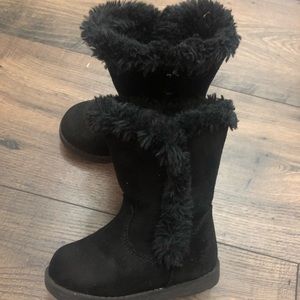 Toddler girls black fuzzy boots, size 5